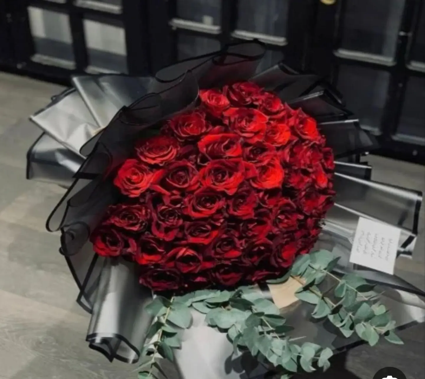 بوكيه اسود بورد جوري احمر