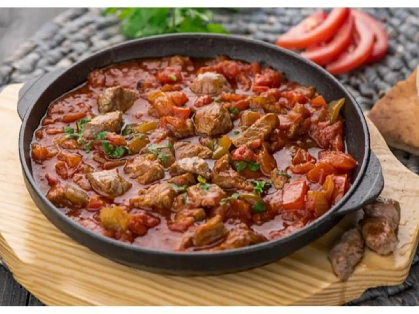 لحم بالطماطم