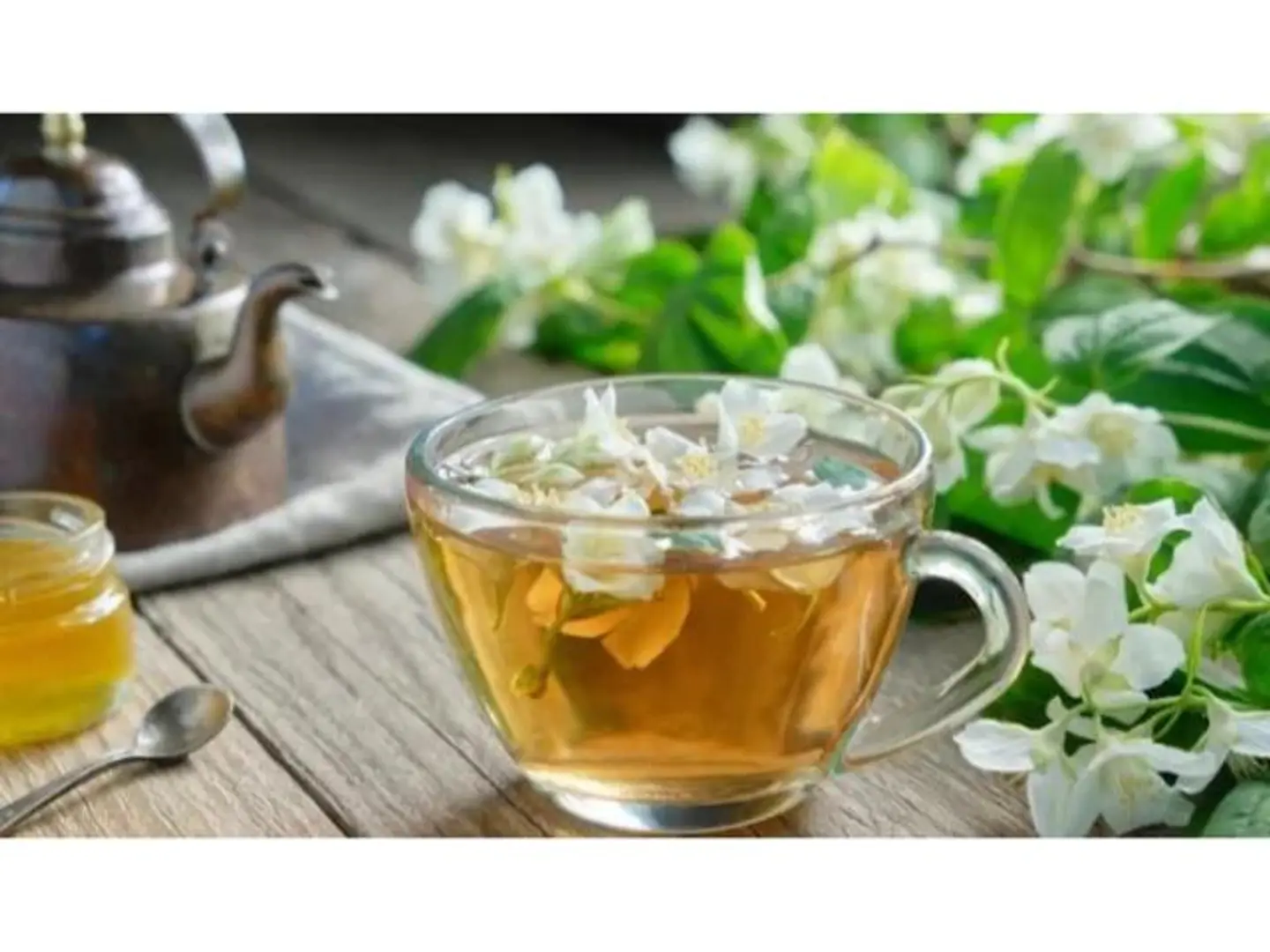 شاي الياسمين الساخن