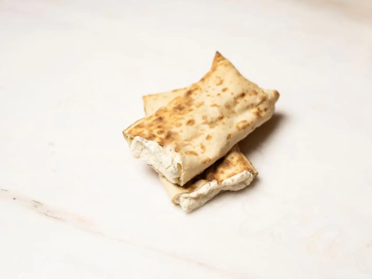 خبز تنور بجبنة المثلثات
