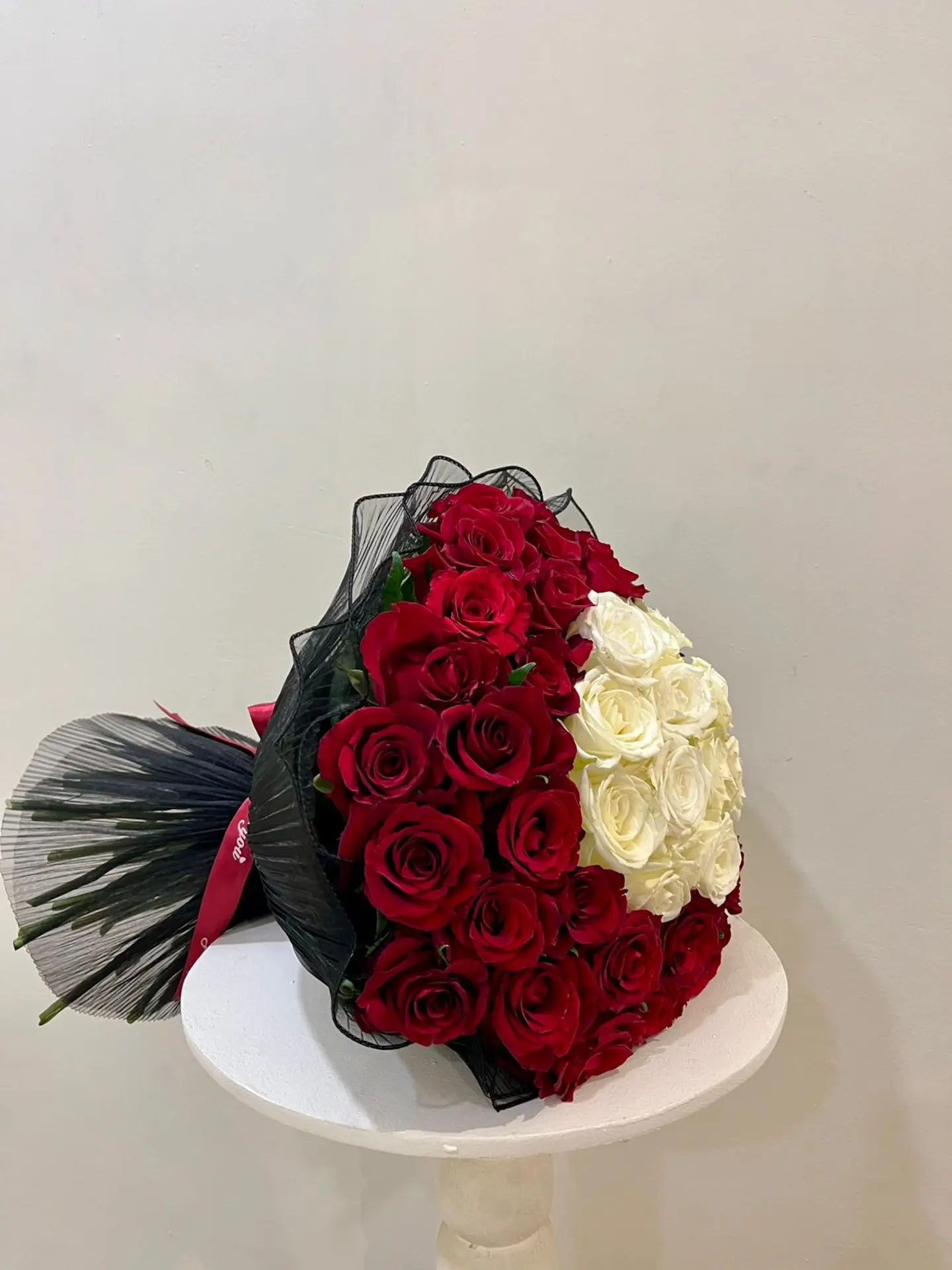 الأحمر مع الأبيض بتغليف اسود ناعم