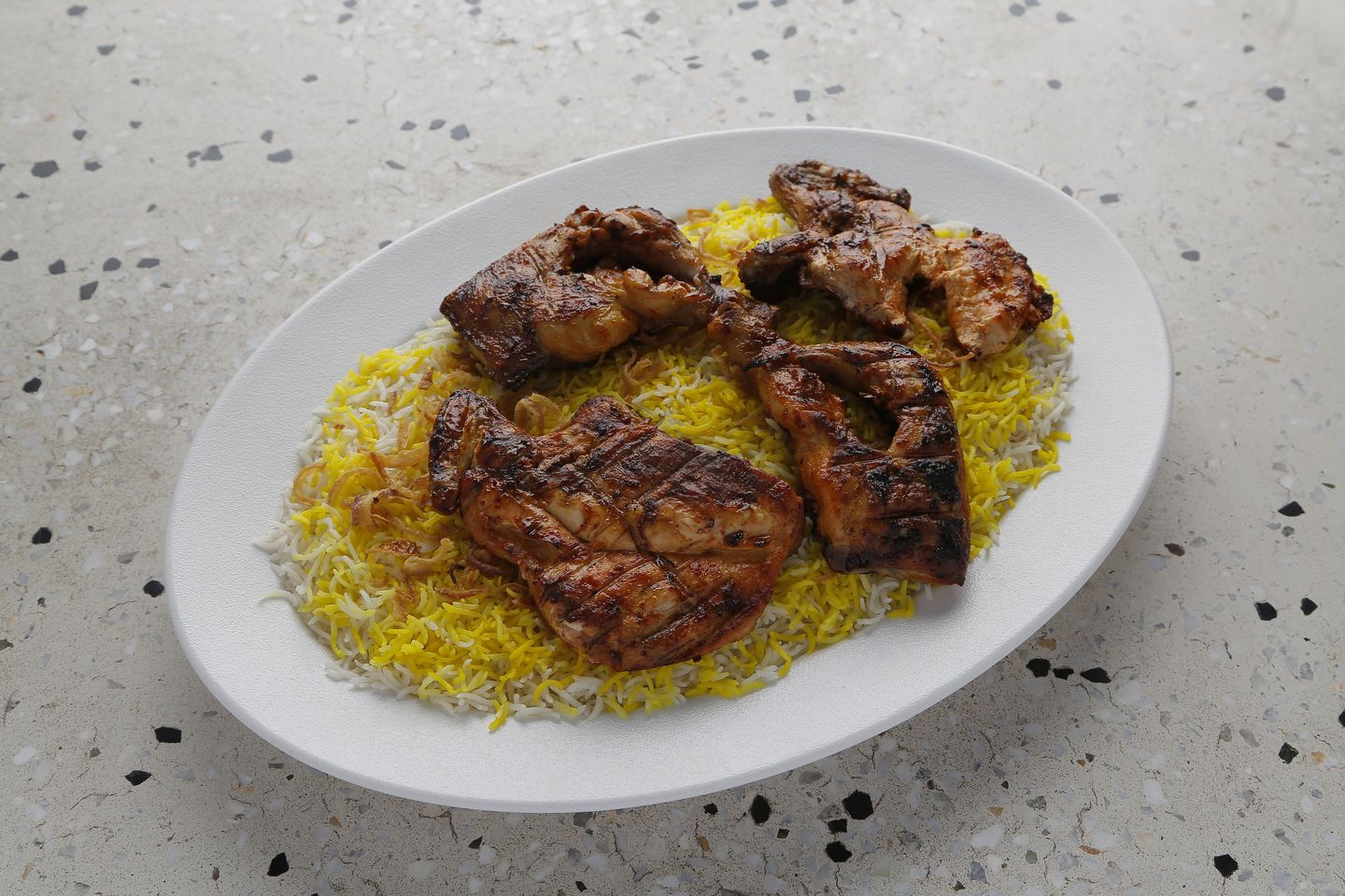 نصف دجاج عالفحم مع أرز