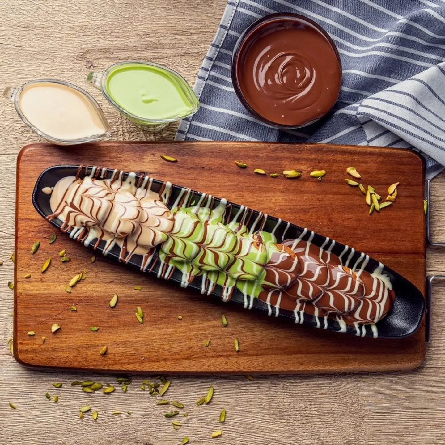 ميني بان كيك بصوص نوتيلا مع وايت شوكلت