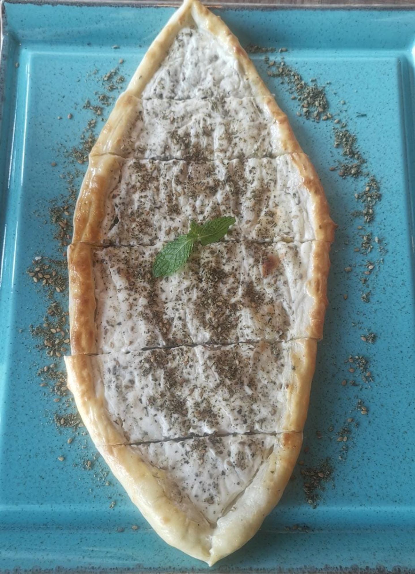 فطيرة اللبنة بالزعتر