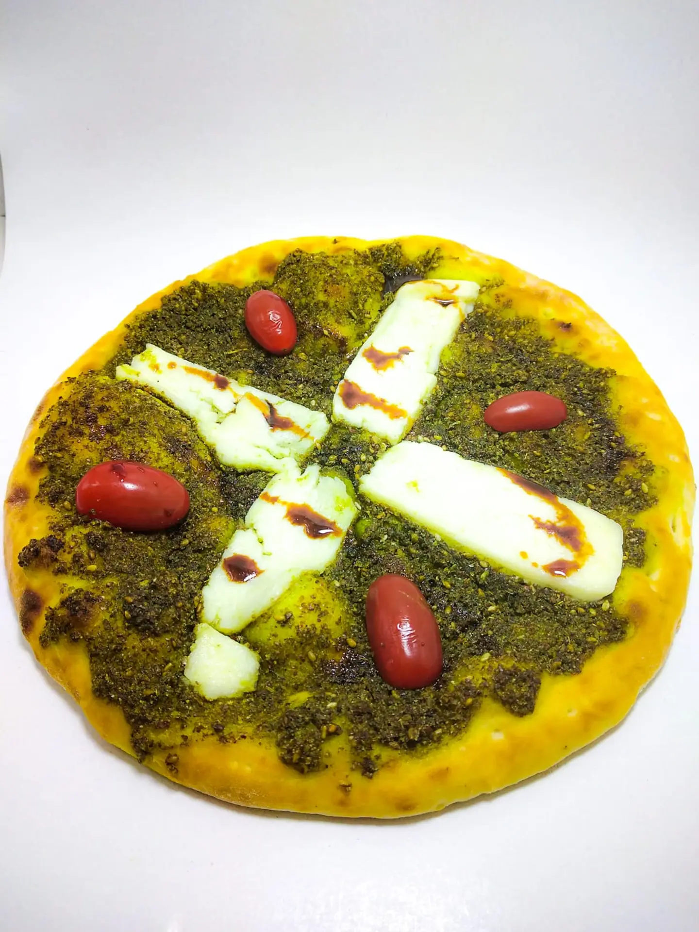 زعتر مع جبنة الحلوم والطماطم