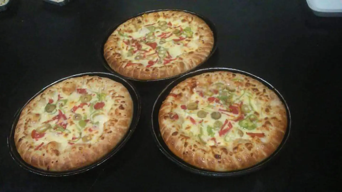 اشتري 3 بيتزا حجم كبير واحصل على عش البلبل حجم كبير مجانا