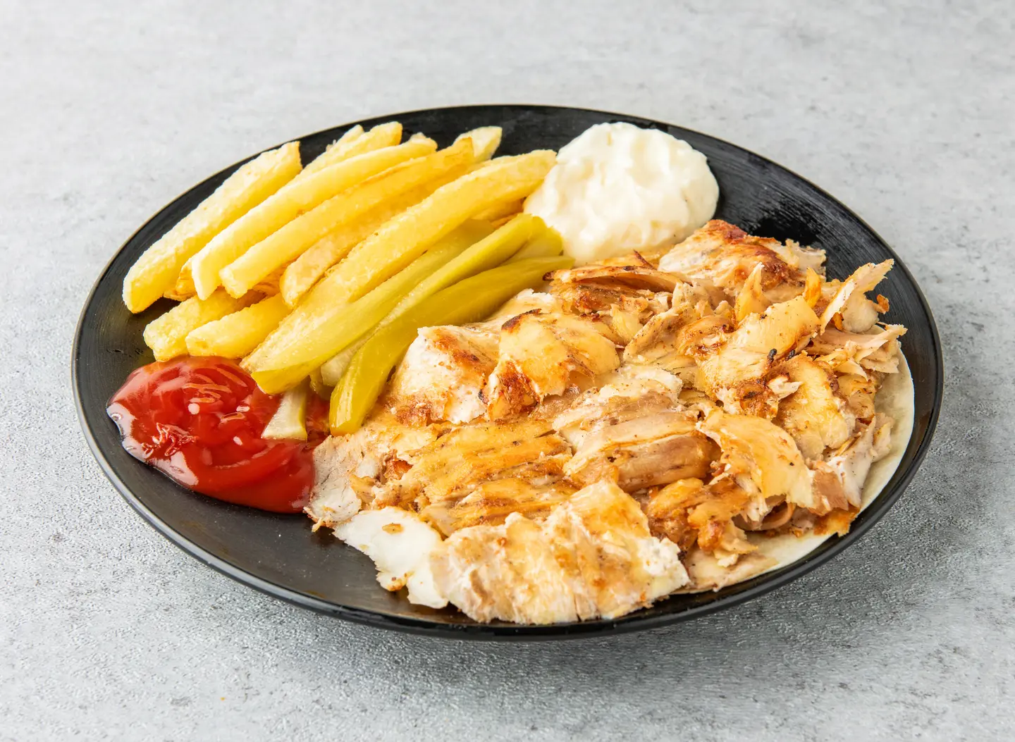 صحن شاورما مع بطاطس وصوص بيسترو