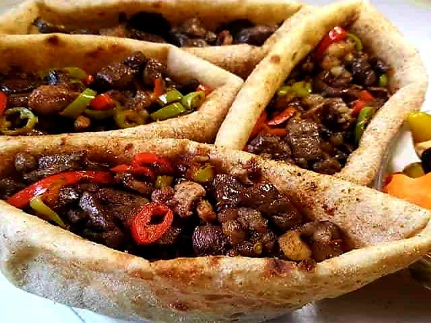مشكل لحمة راس طازجة بقري في خبز بلدي