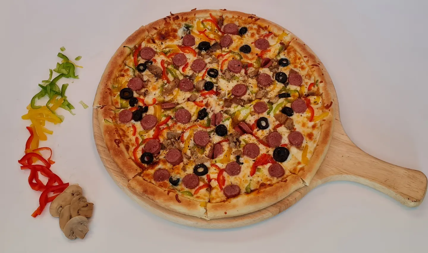 بيتزا النقانق  ( وسط )