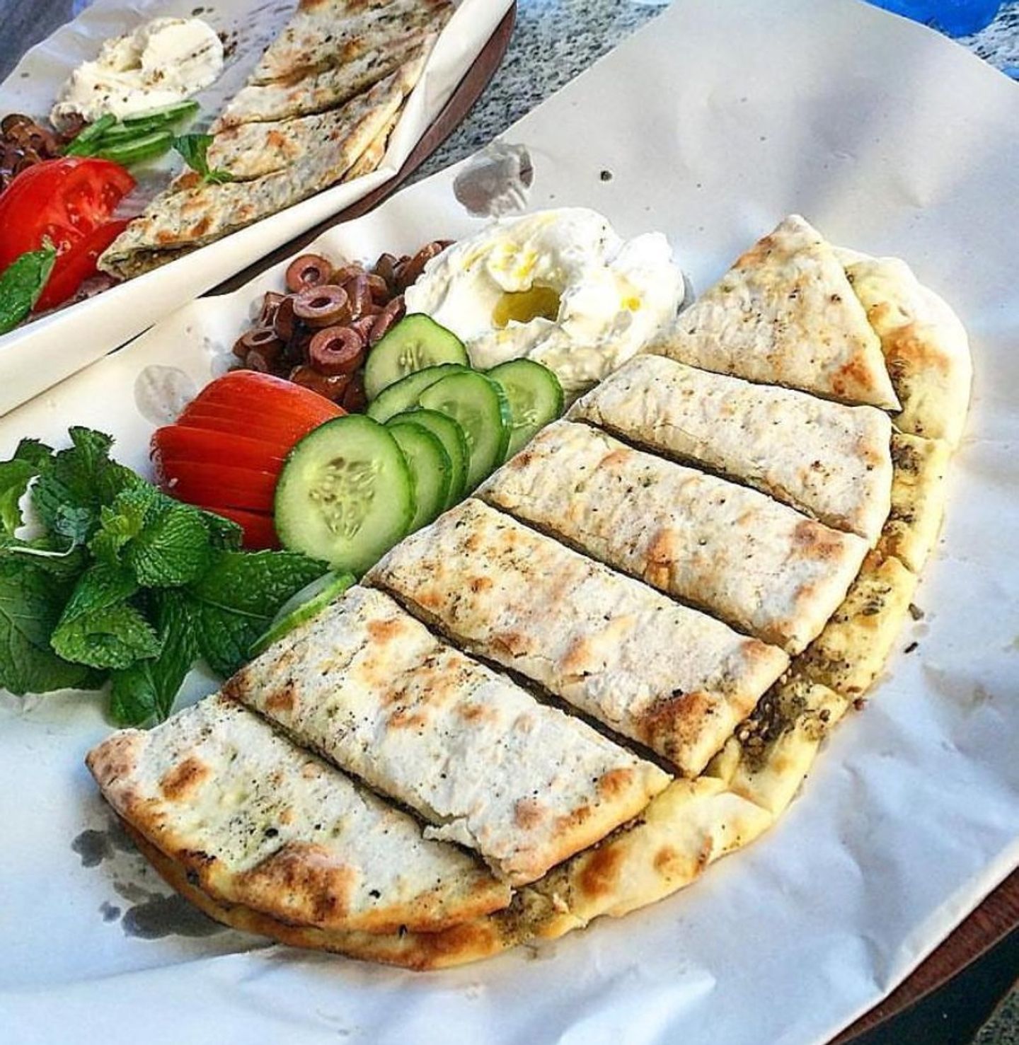 منقوشة زعتر و جبنة