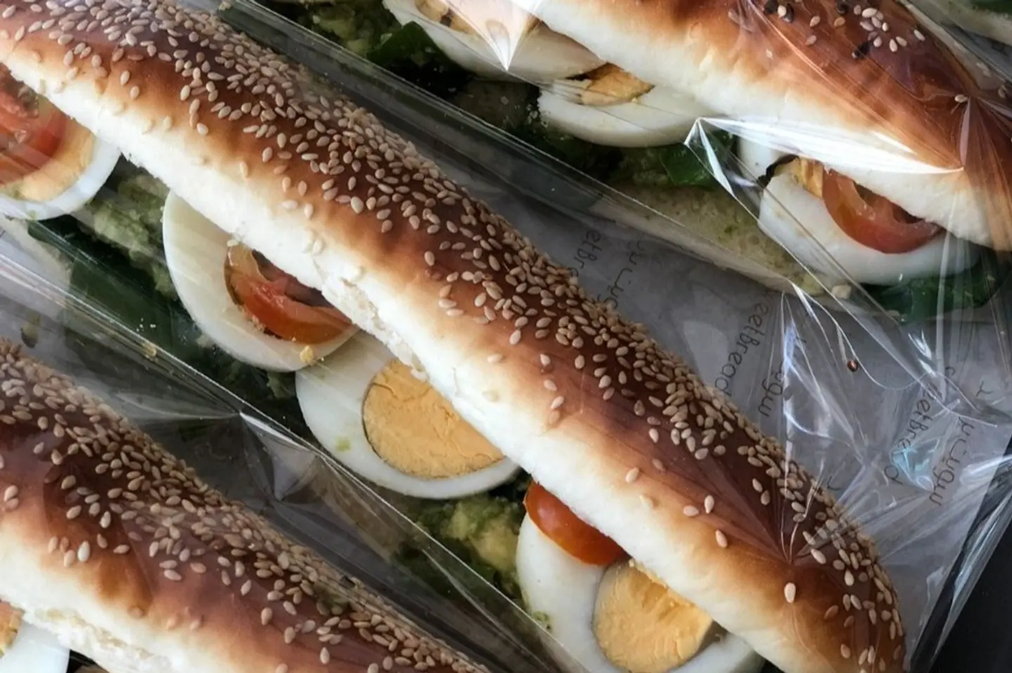 بيض مع بالأفوكادو خبز طري