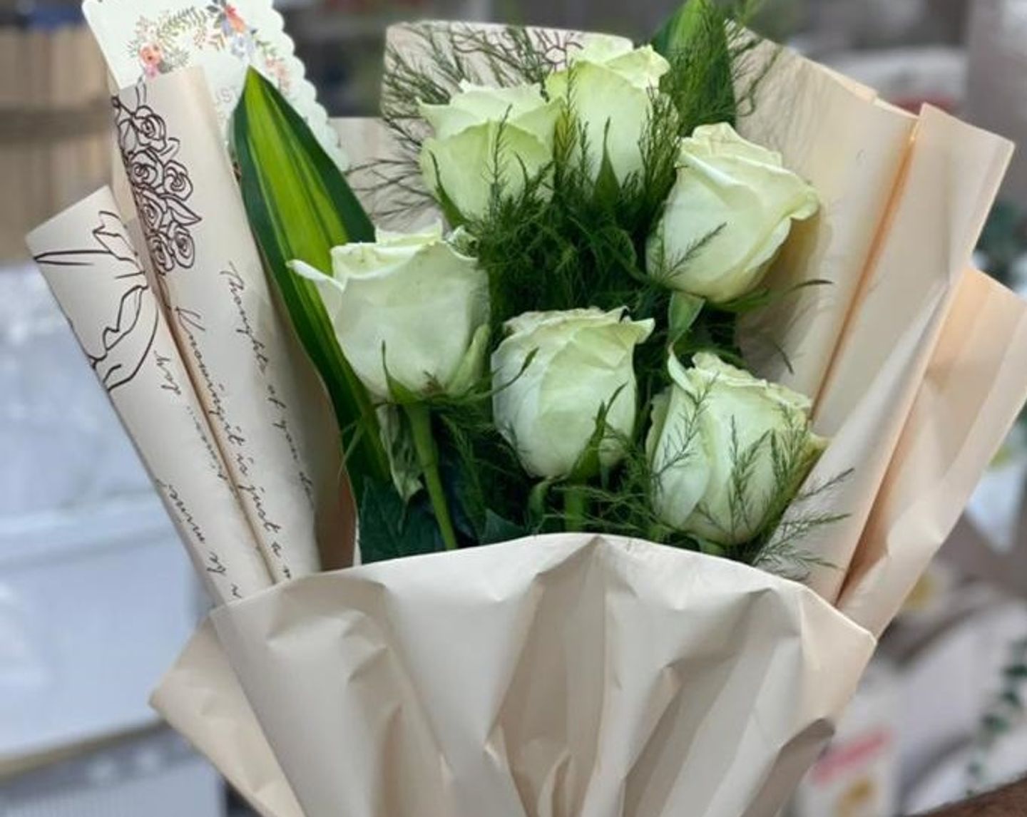 بوكيه ورد ابيض تغليف سكري او اسود