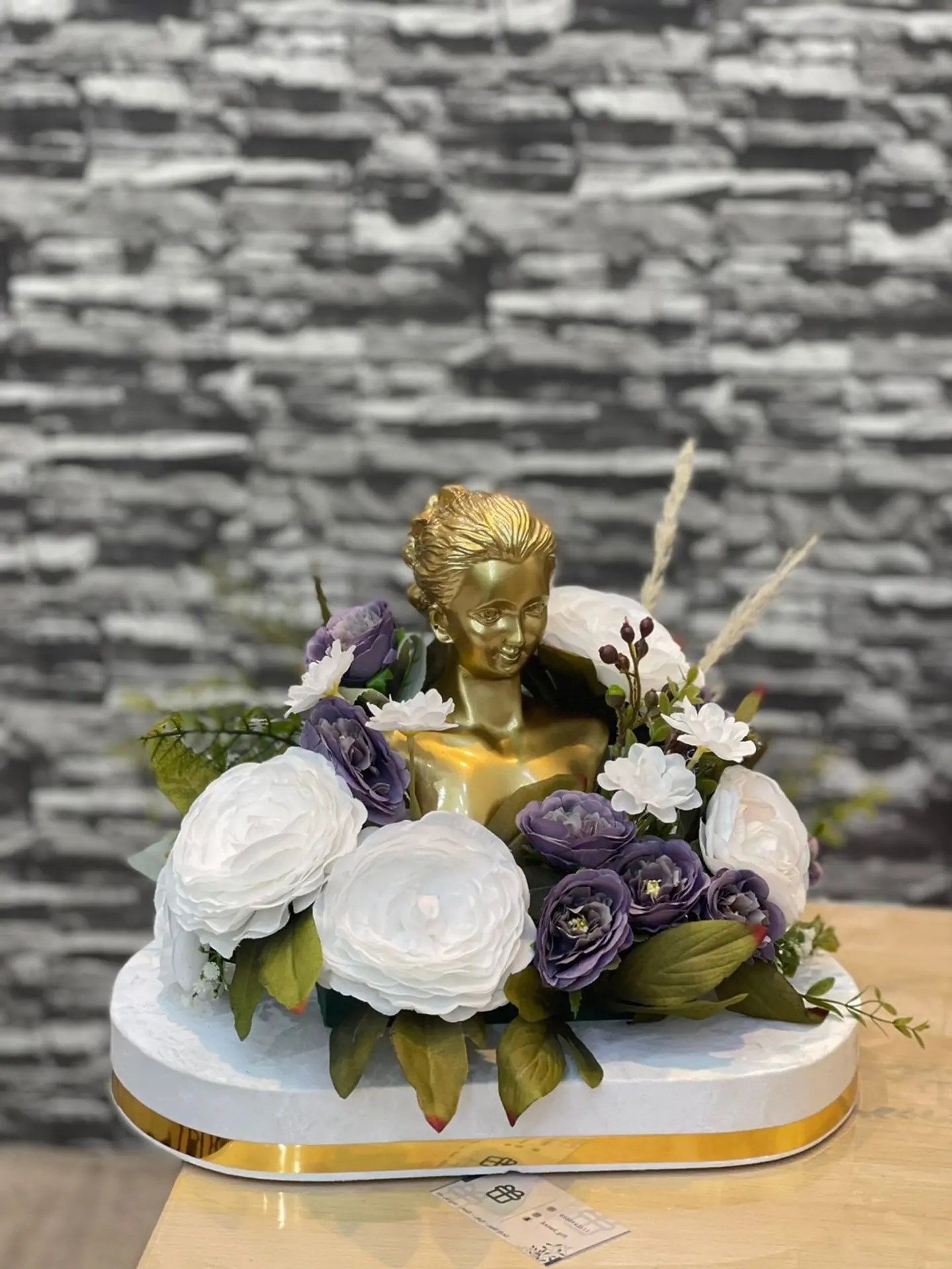 منيكان وتنسيق ورد صناعي