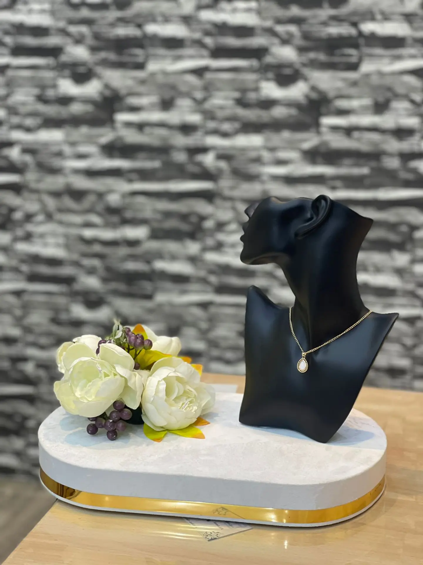 منيكان اسود مع الورد