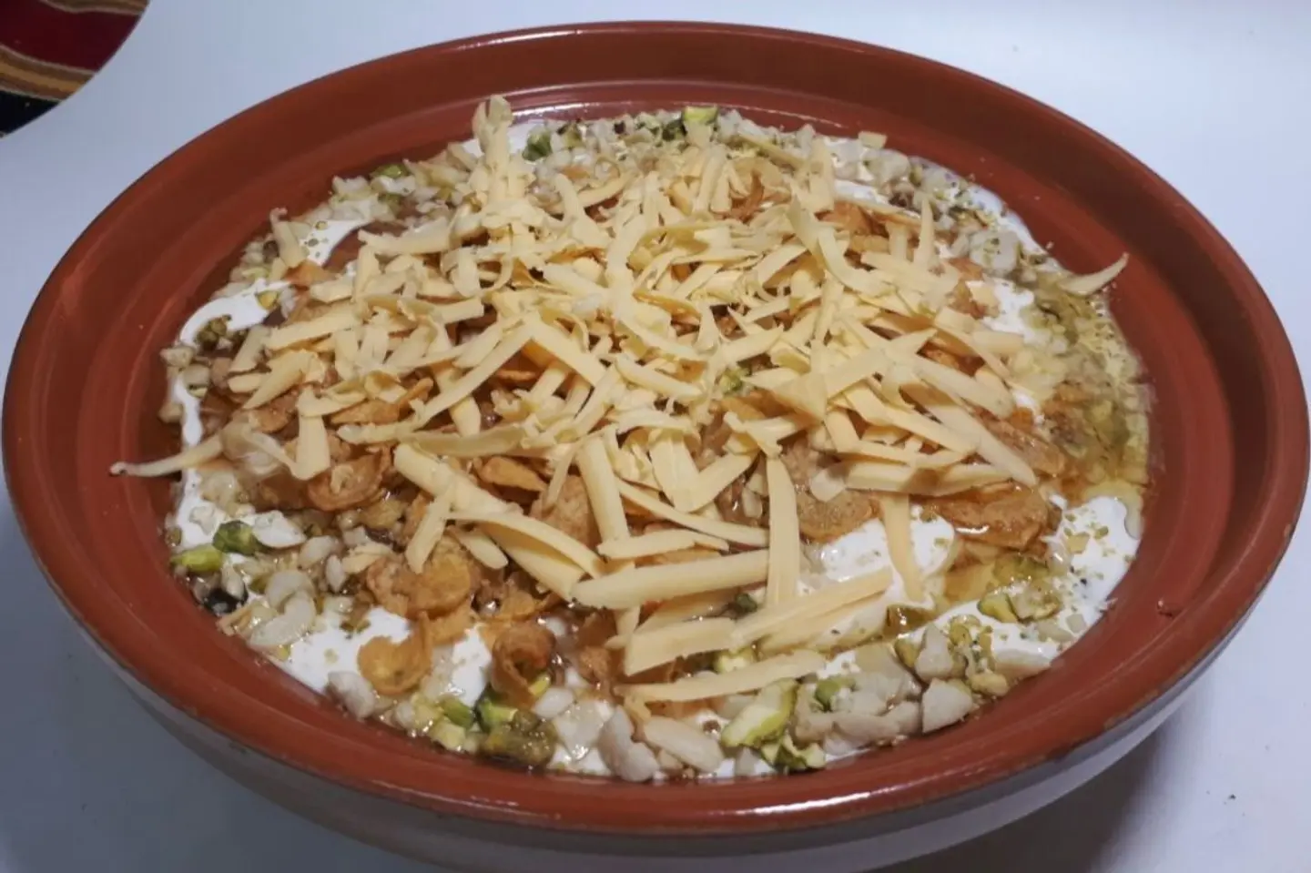 فنة بالتمر و القشطة و الجبن و المكسرات