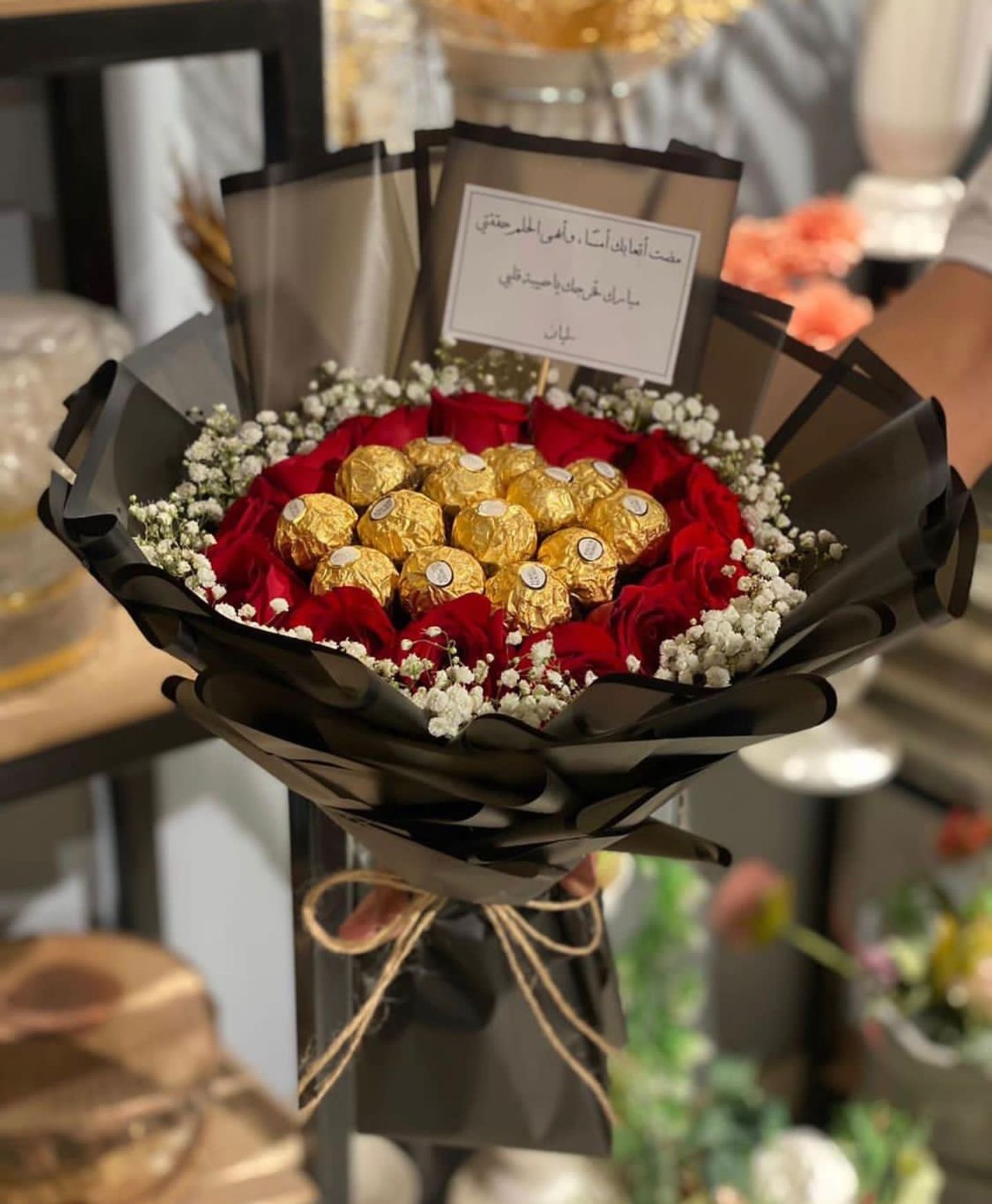 باقه فروشيه ورد احمر تغليف اسود