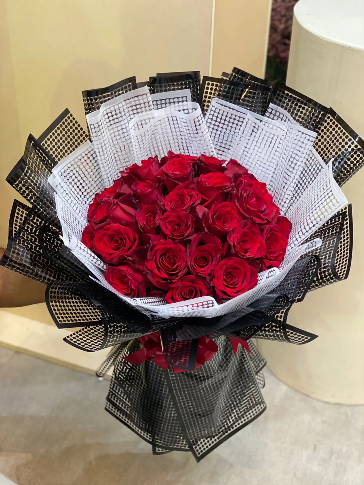 بوكيه ورد احمر تغليف ابيض واسود