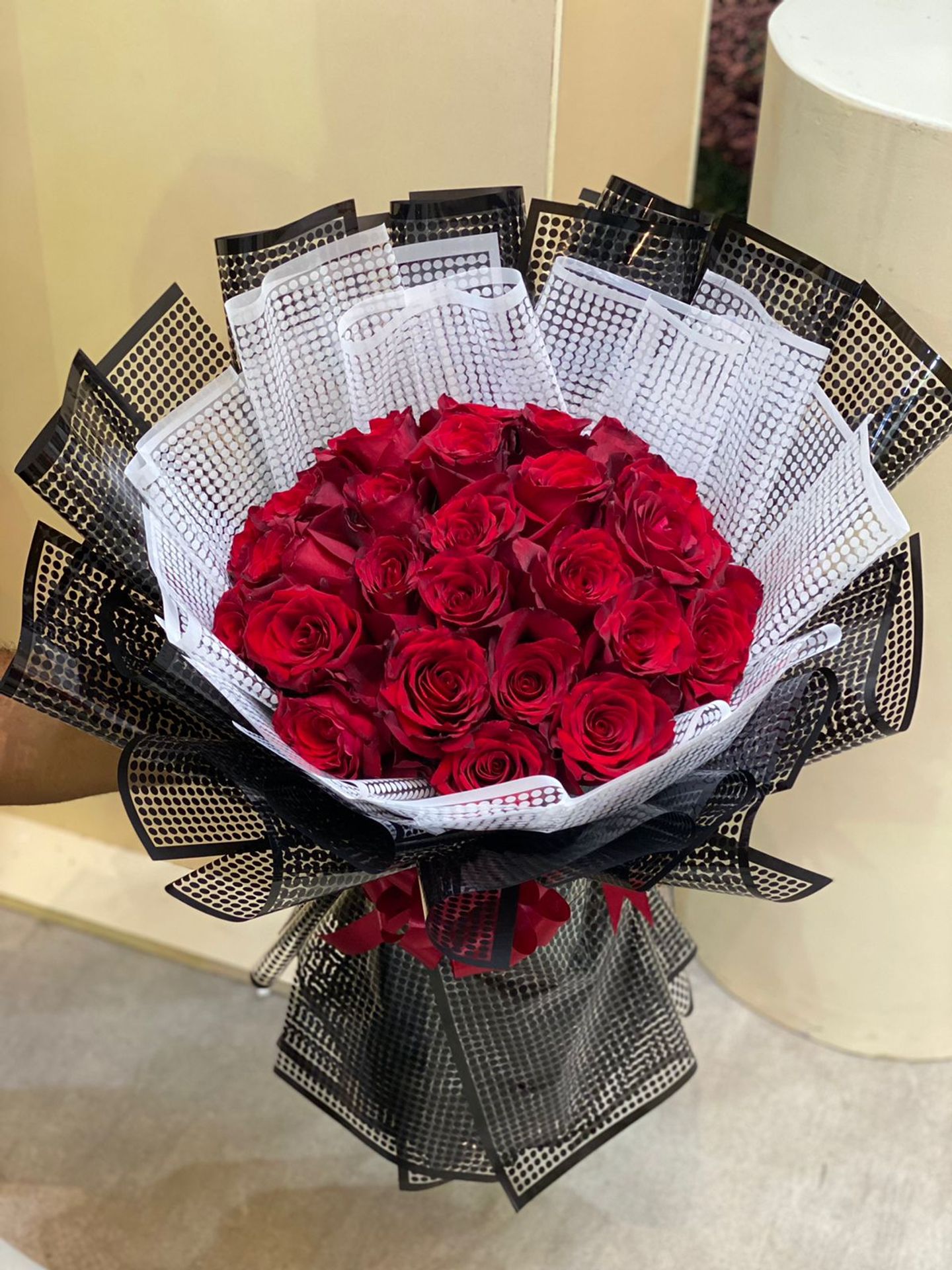 بوكيه ورد احمر تغليف ابيض واسود