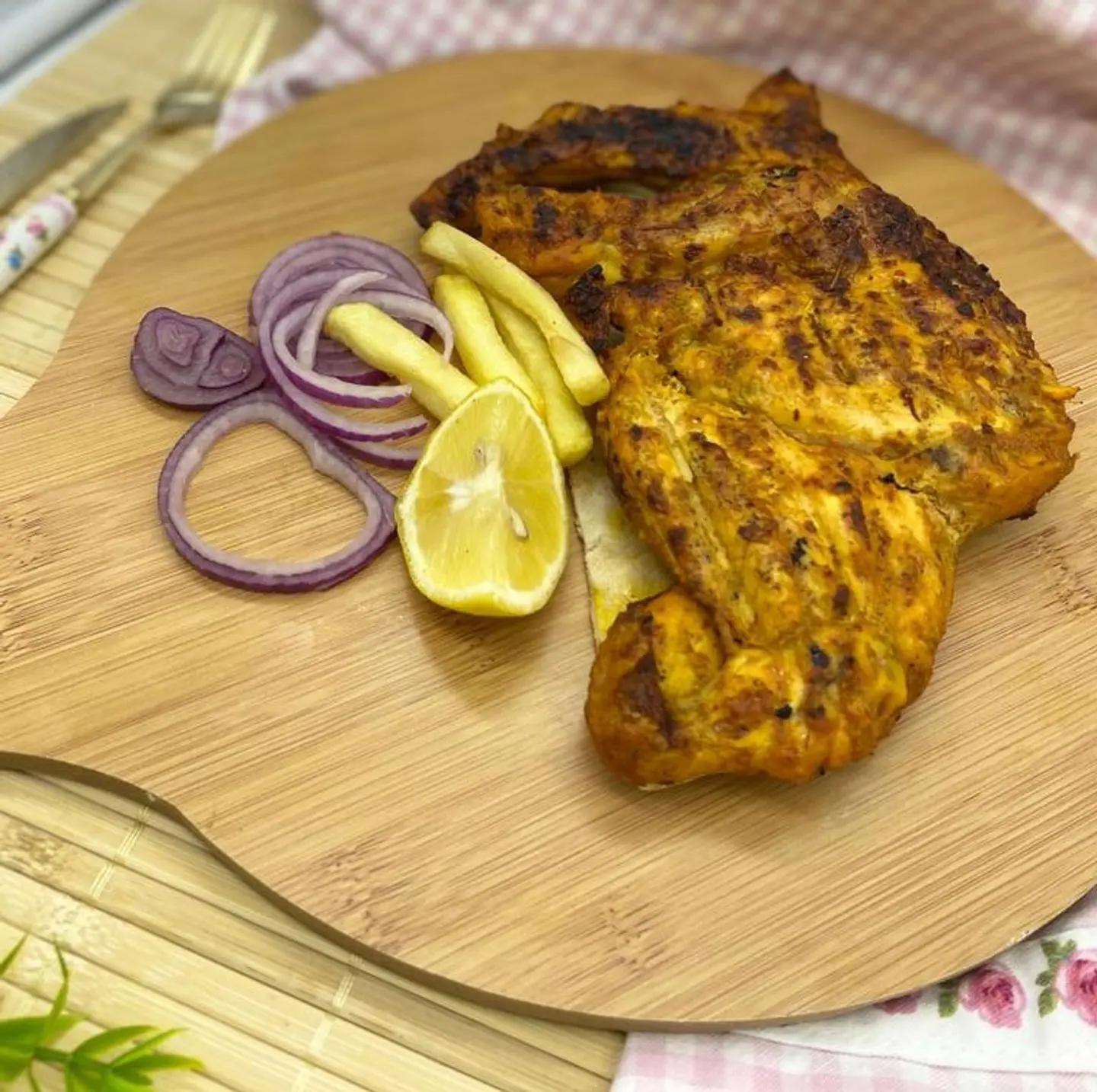 نص دجاجة مشوية على الفحم مع رز بخاري
