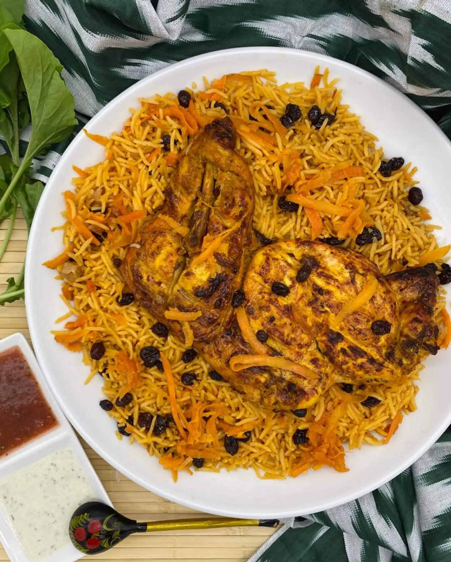 نص دجاج مشوي على الفحم مع رز بخاري
