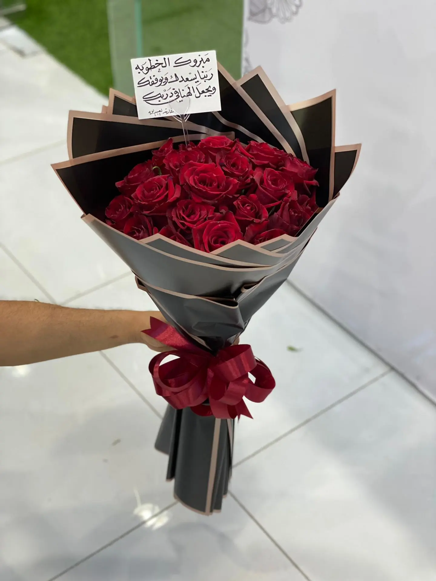 بوكيه احمر تغليف اسود وبني