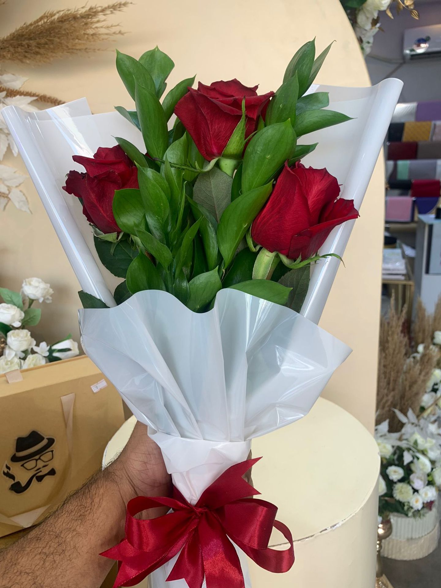 بوكيه الجوري الاحمر تغليف ابيض