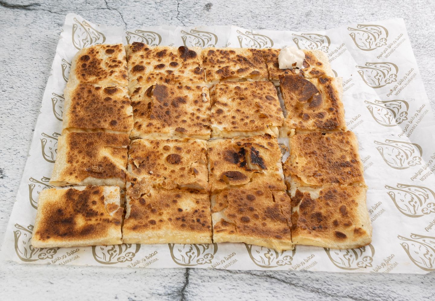 مطبق بالقشطة