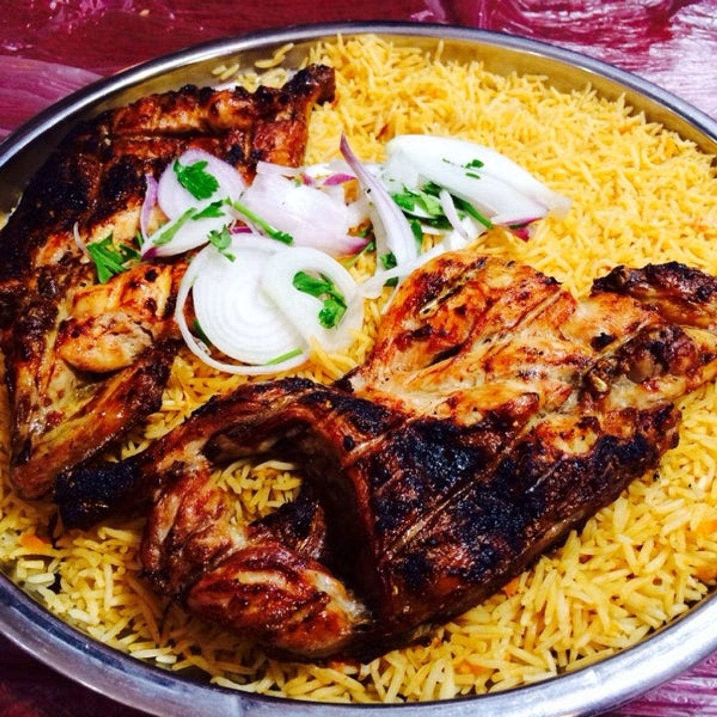 نص دجاج على الفحم مع رز بخاري