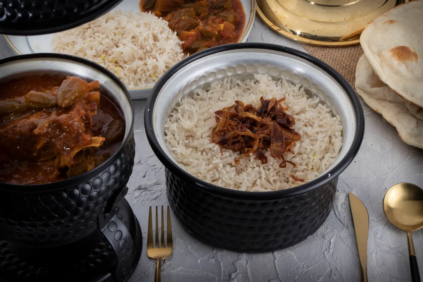 مرق بامية باللحم يقدم مع أرز بسمتي