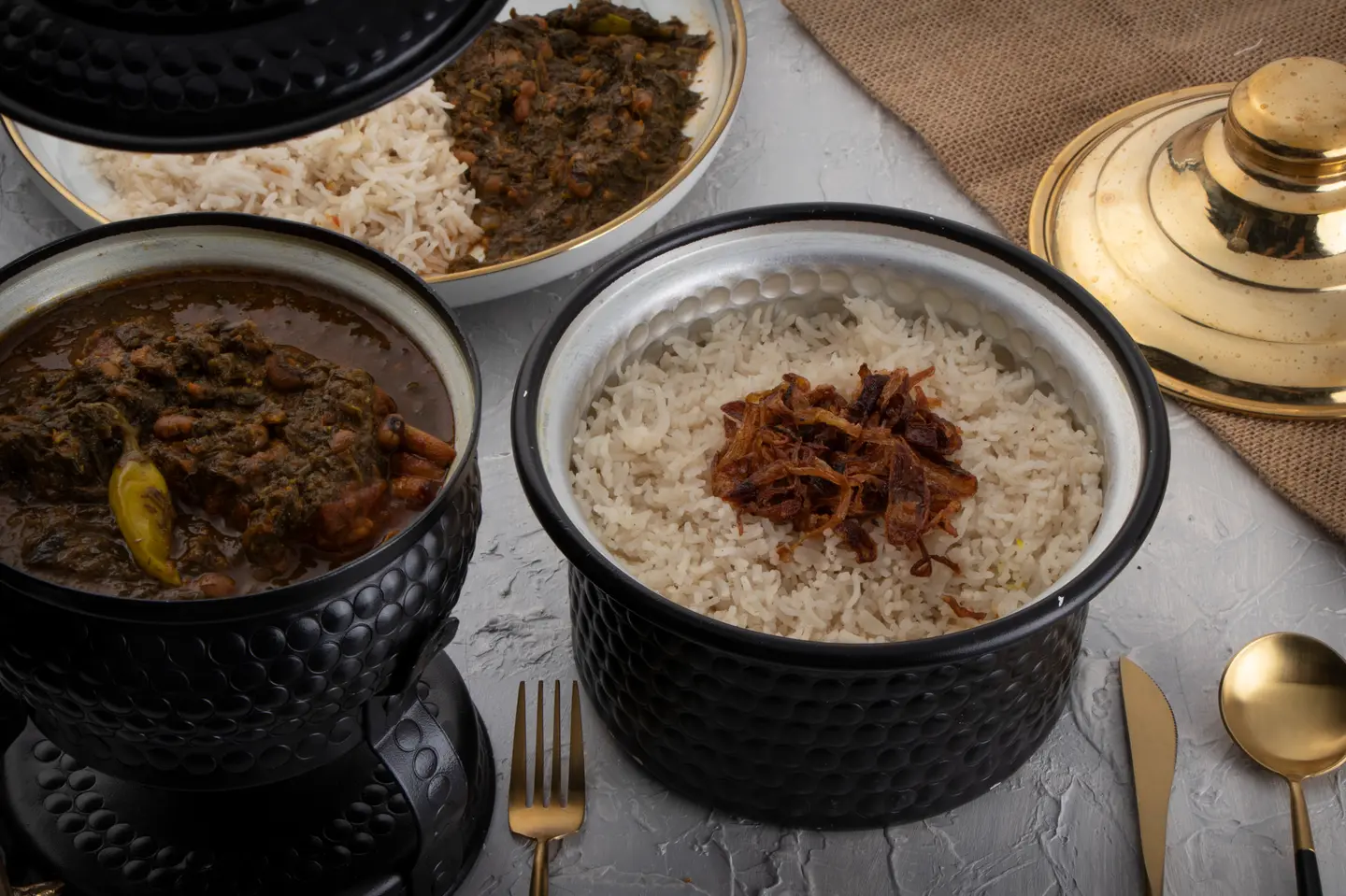مرق شبزي باللحم يقدم مع أرز البسمتي