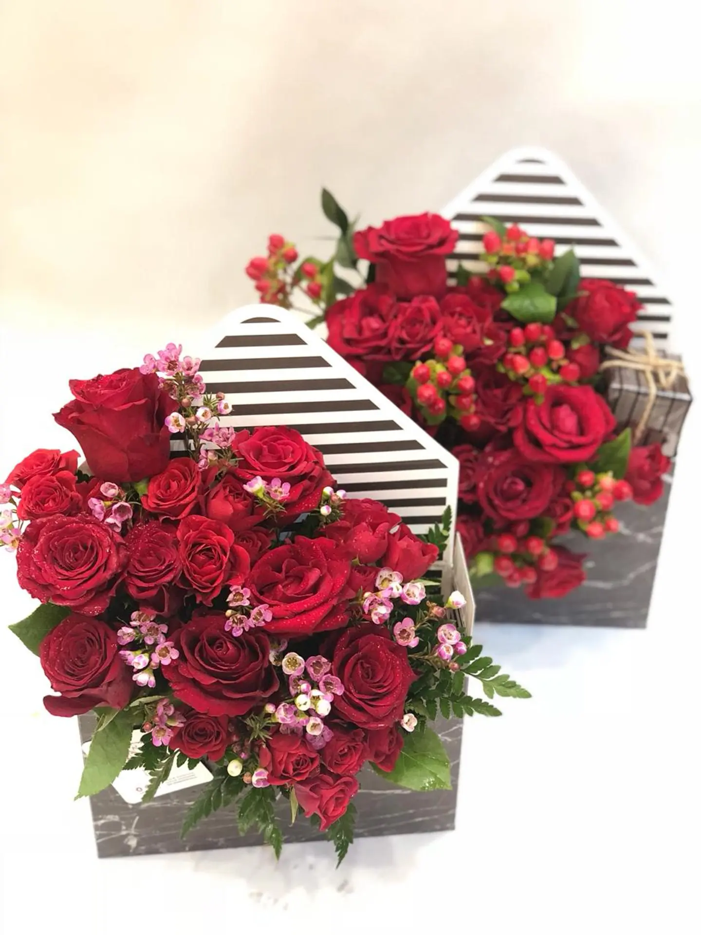 بوكس ظرف مع ورد احمر مكس