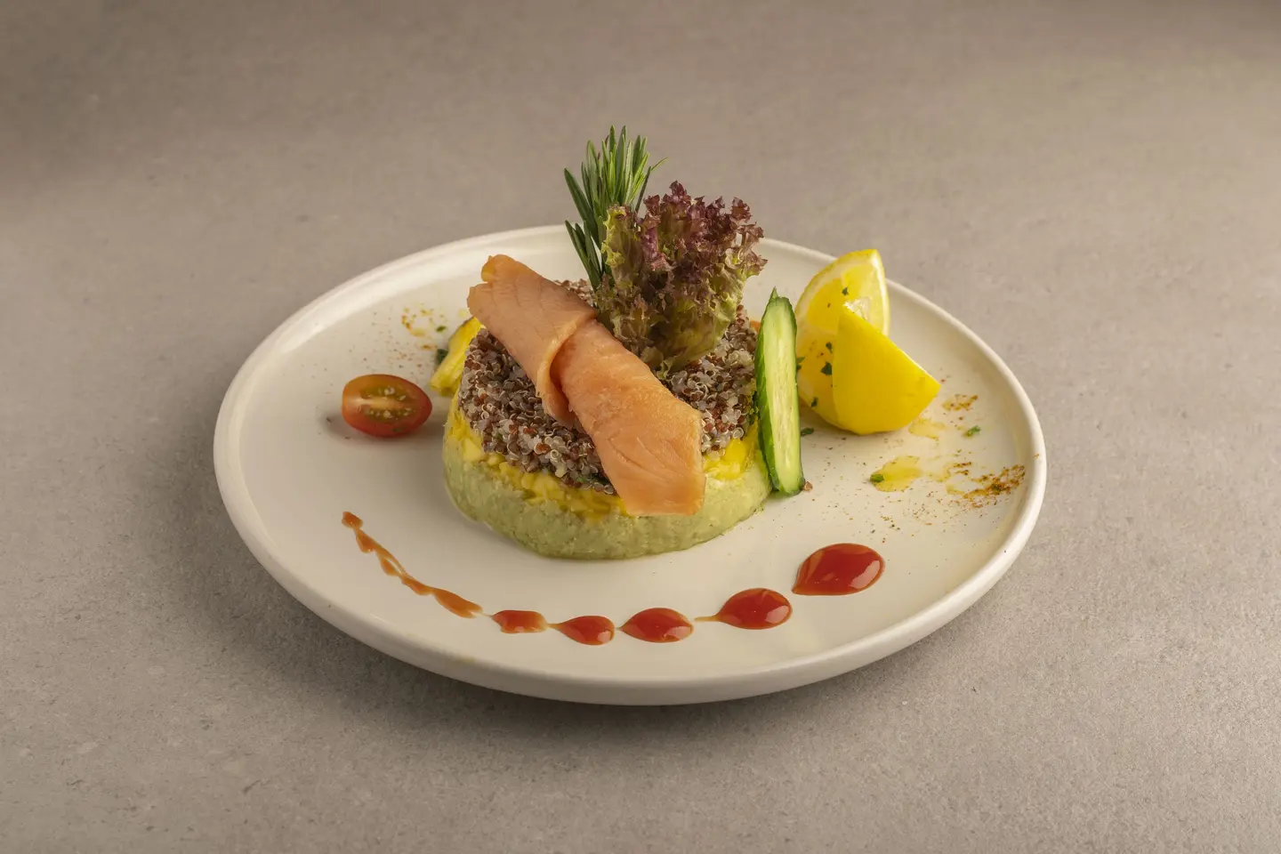 سلطة كينوا بالسلمون المدخن