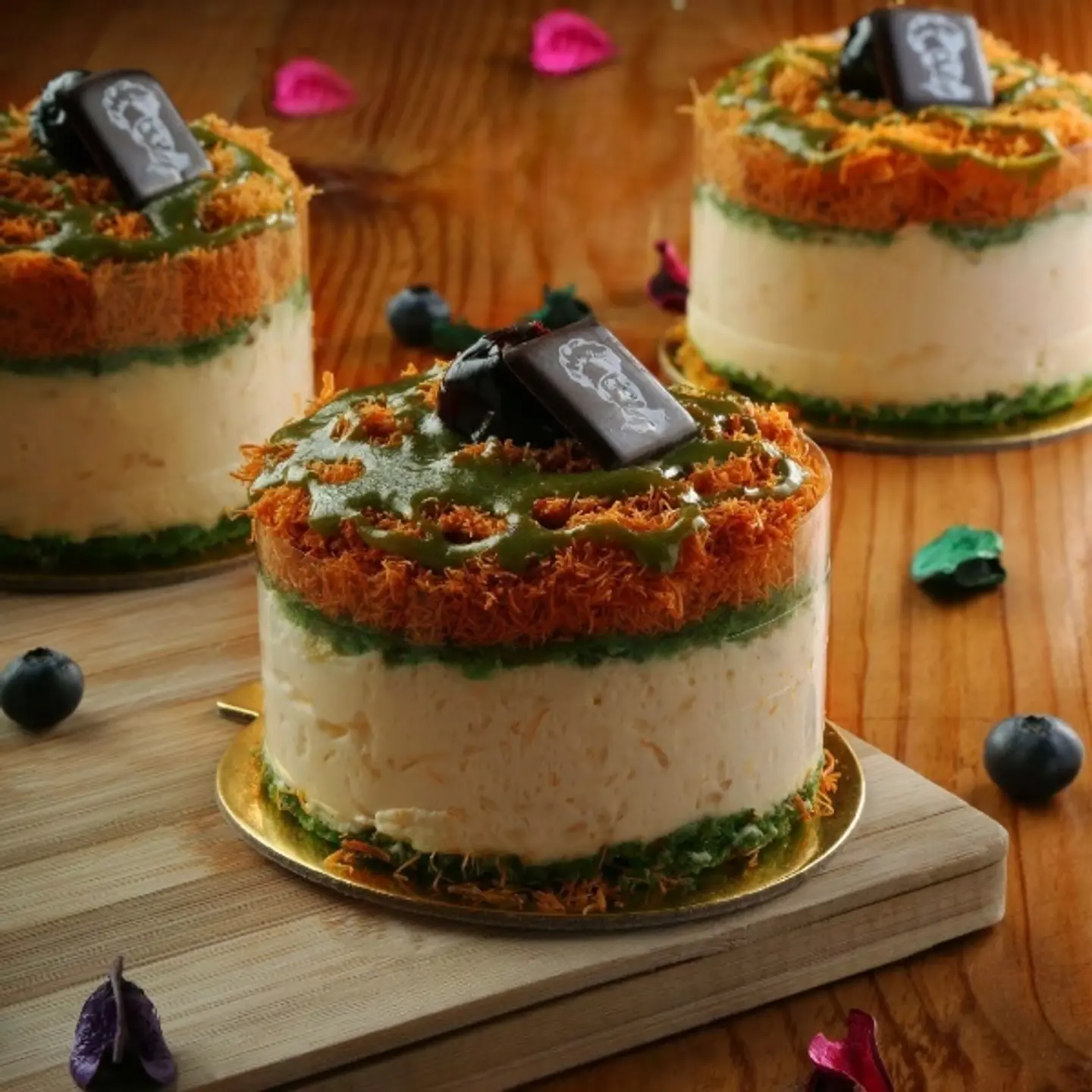 Small Pudding And Kunafa Cake