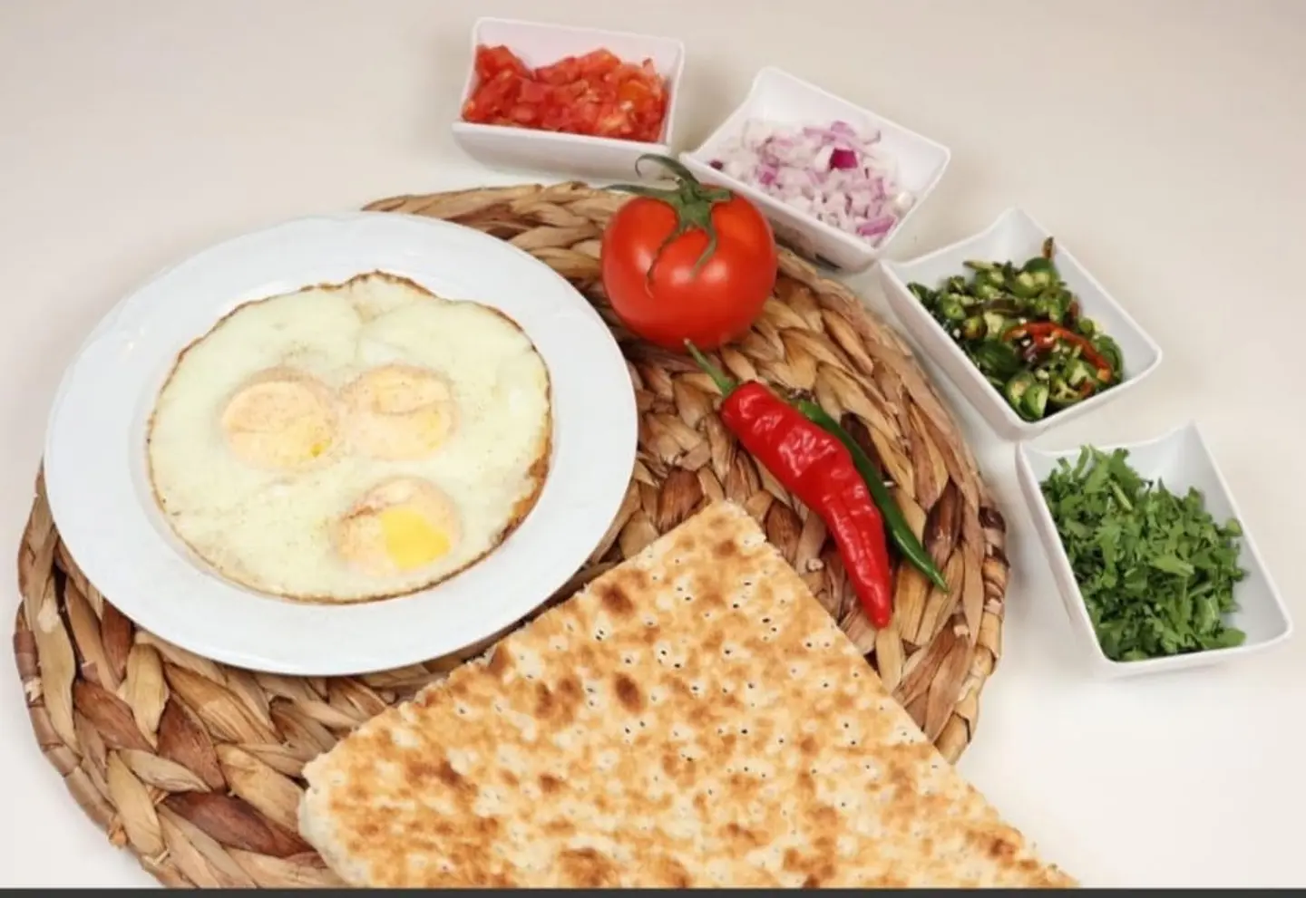 بيض عيون