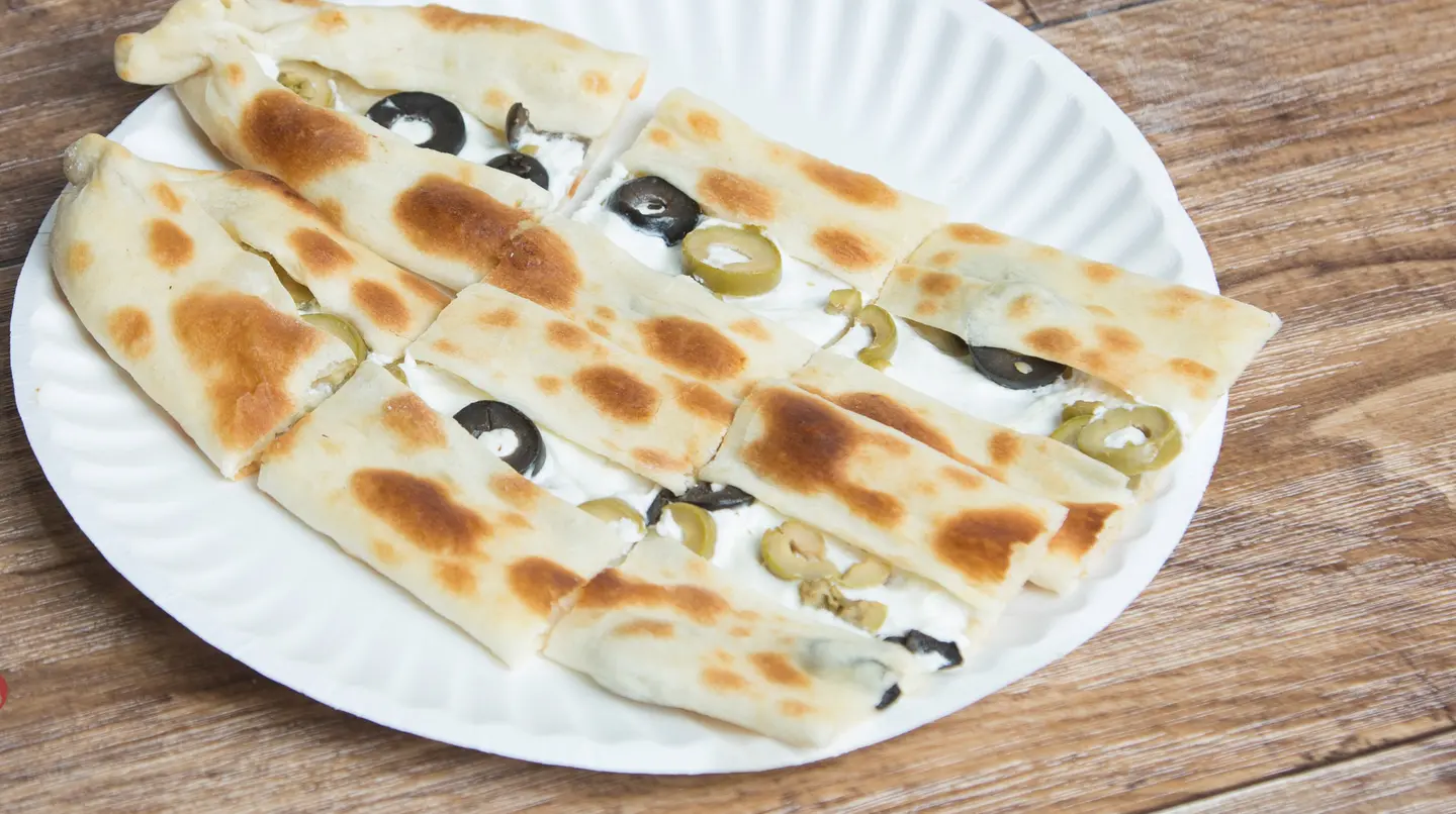 فطيرة لبنة وزيتون