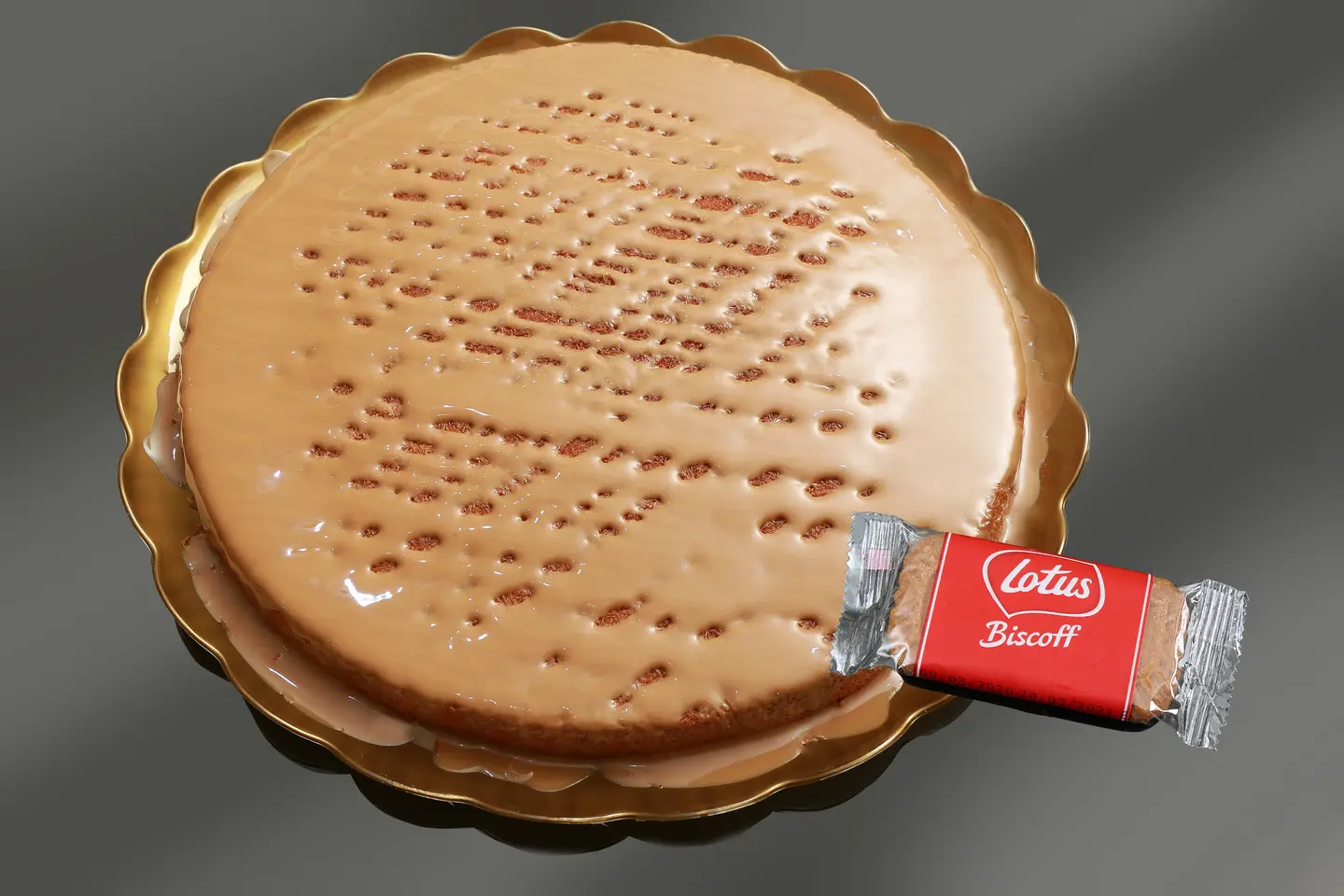 Medium Circular Stuffed With Cream And Lotus