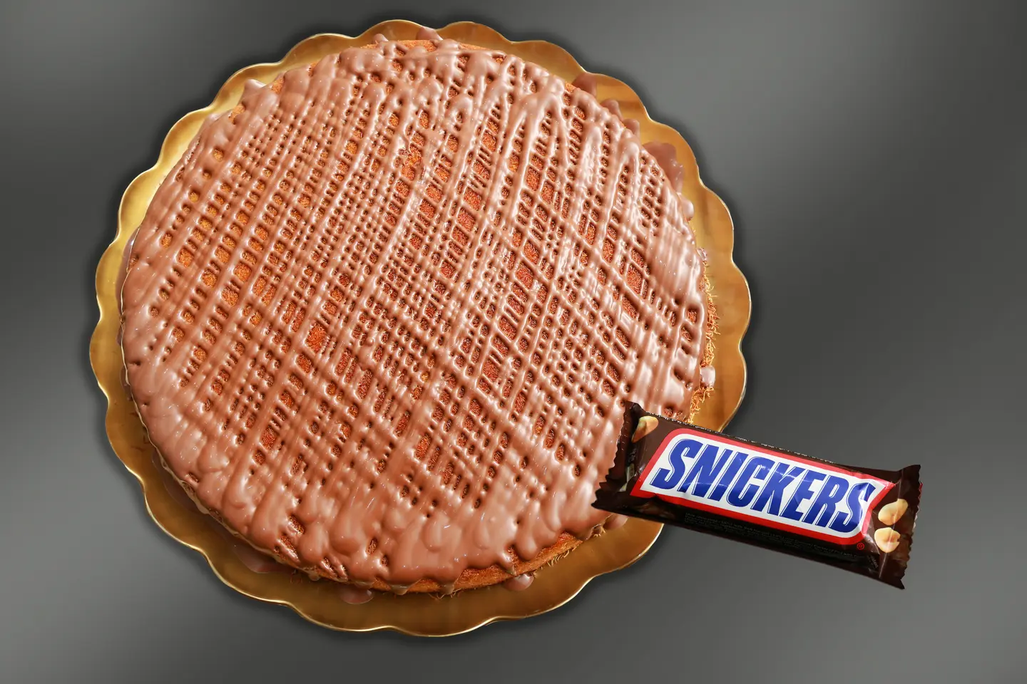 Medium Circular Stuffed With Cream And Snickers