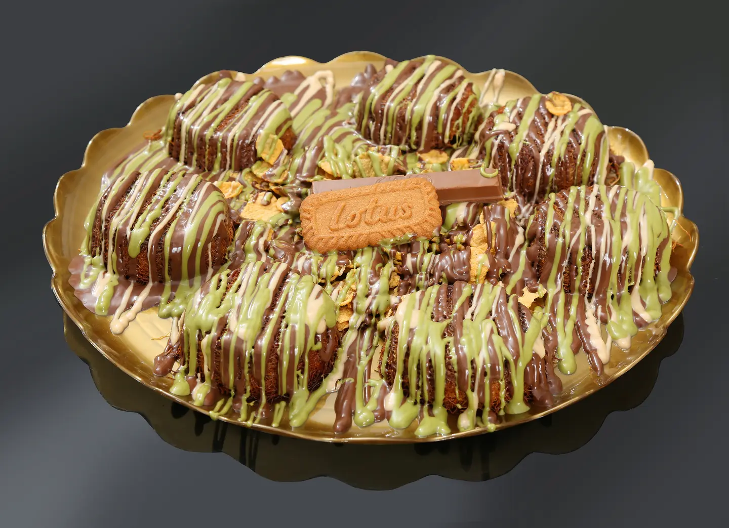 Cup Stuffed With Cream And Lotus ( 6 Pieces )