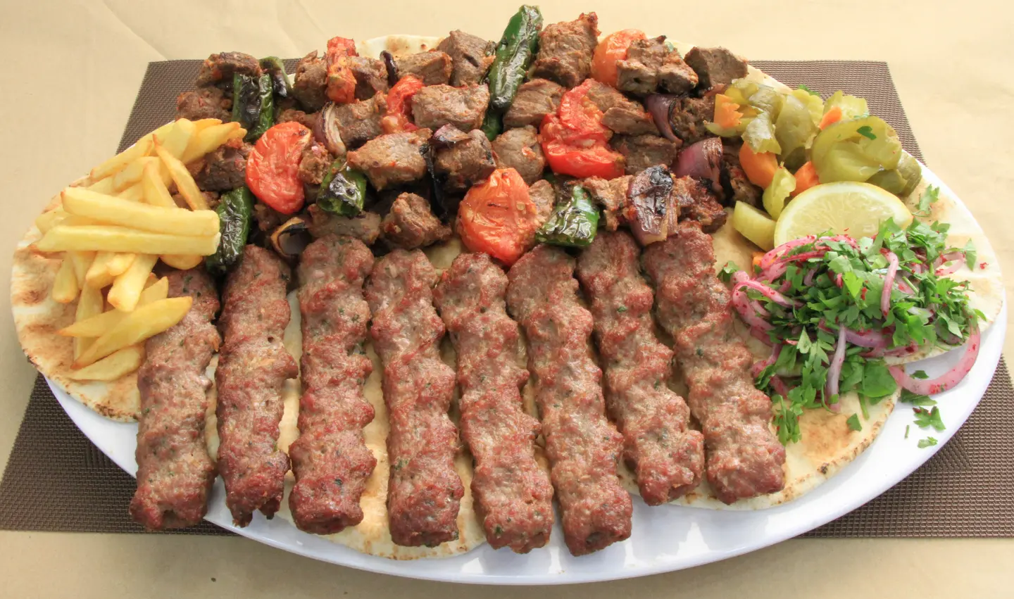 صحن مشكل لحم