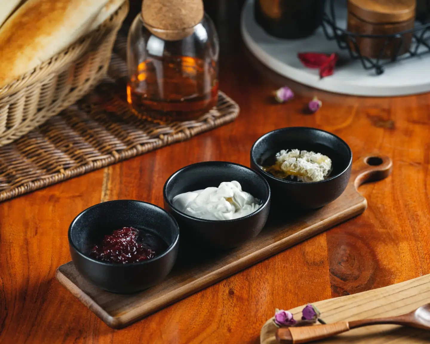 عسل- قشطة- مربي