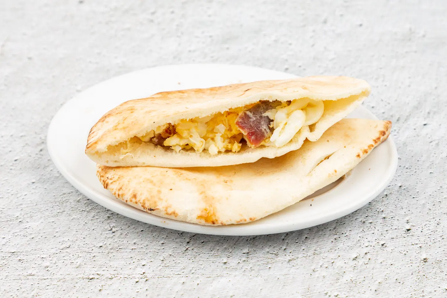 ساندوتش مرتديلا بالبيض المقلي