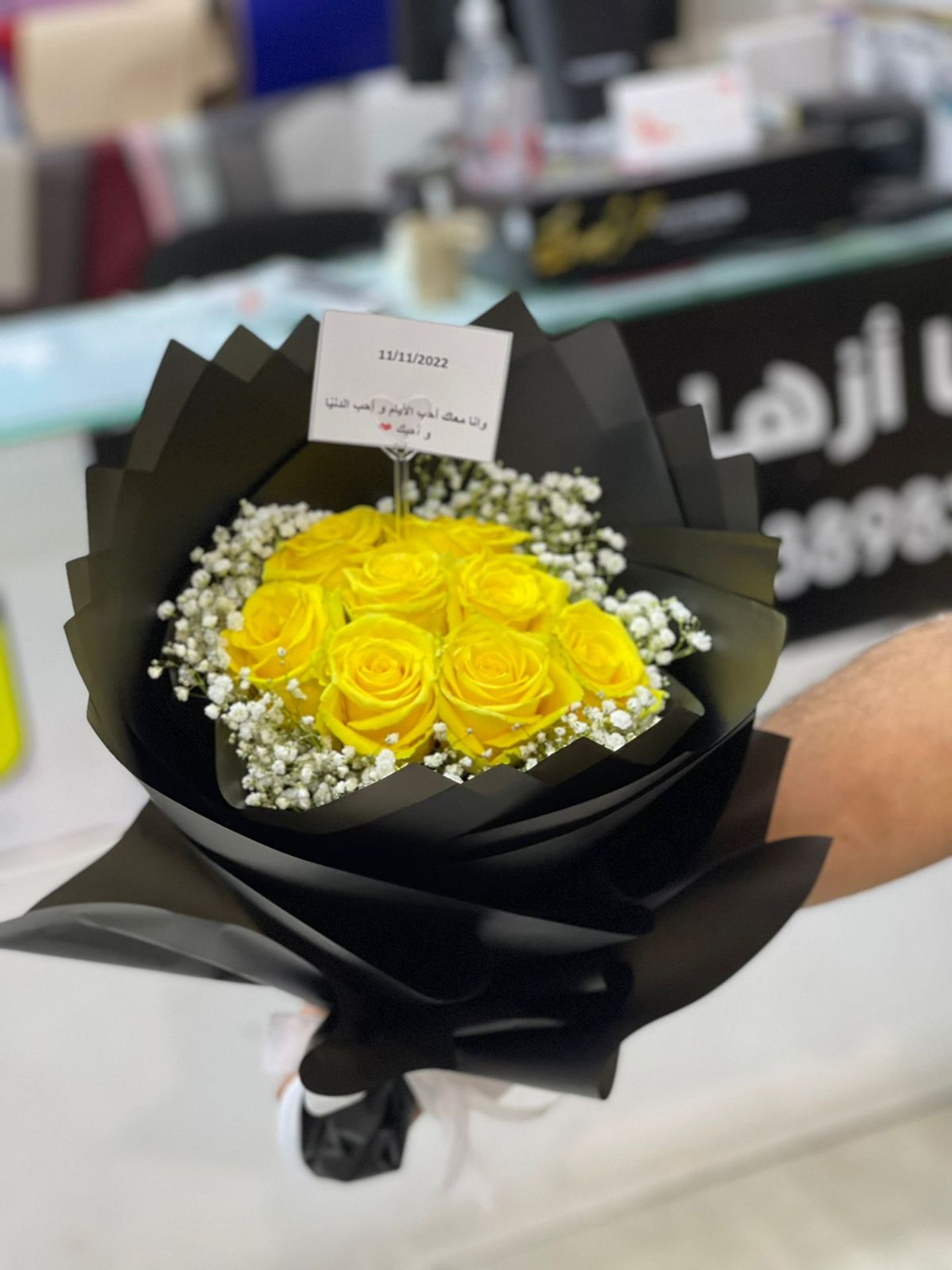 بوكيه جوري اصفر تغليف اسود