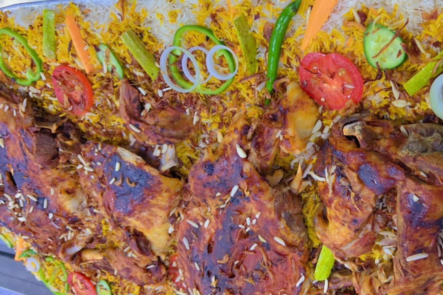 ثلاث قطع صغيرة لحم مع رز برياني حشو