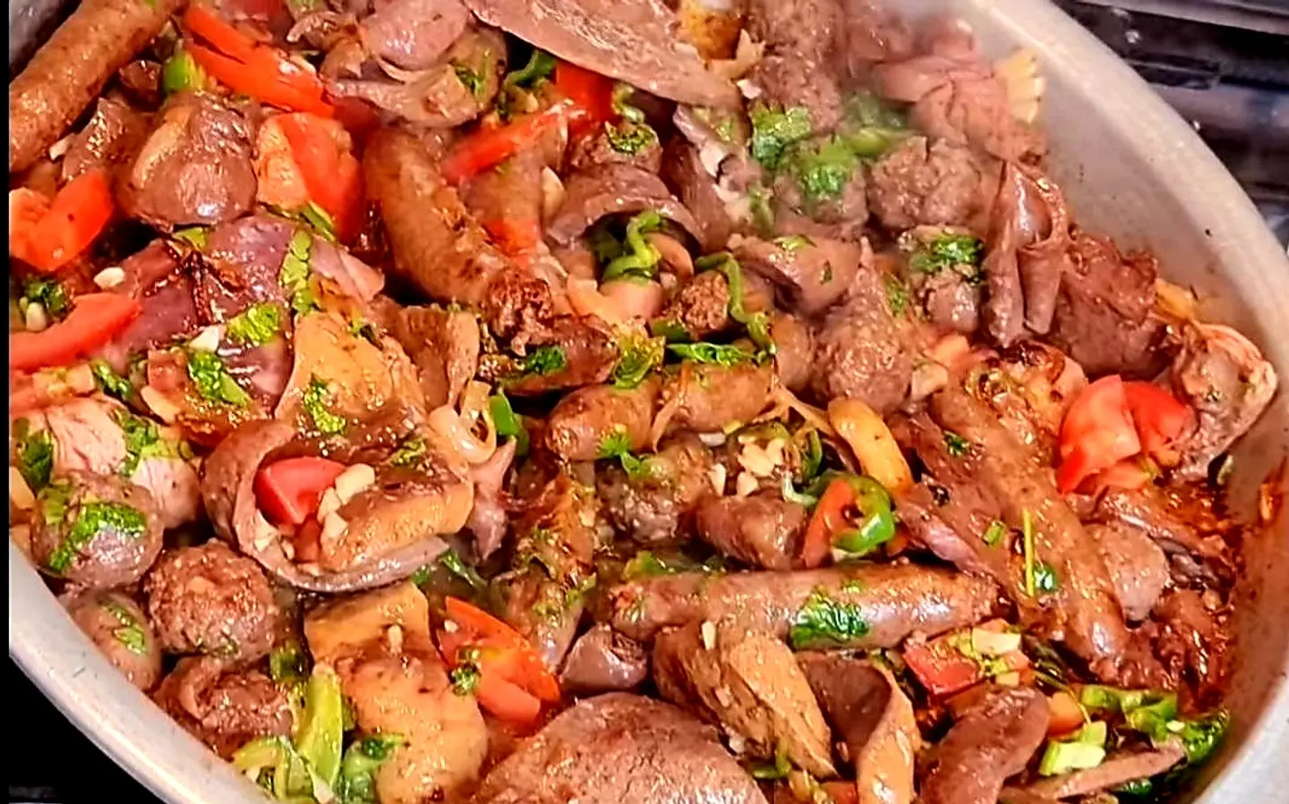 طبق مشكل لحمة راس بلدي طازجة