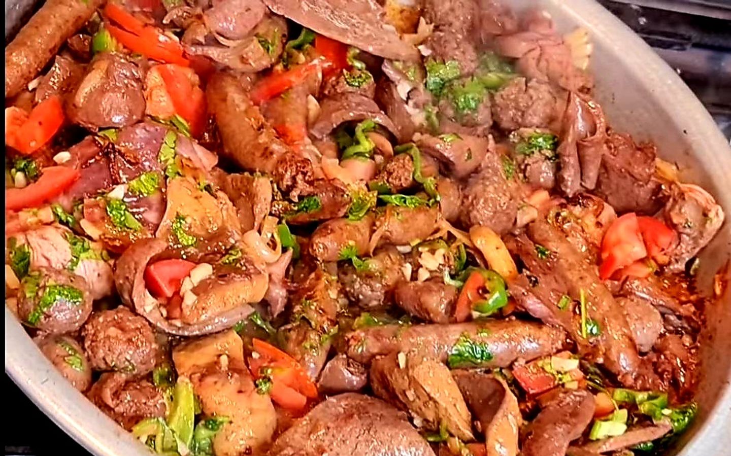 طبق مشكل لحمة راس بلدي طازجة