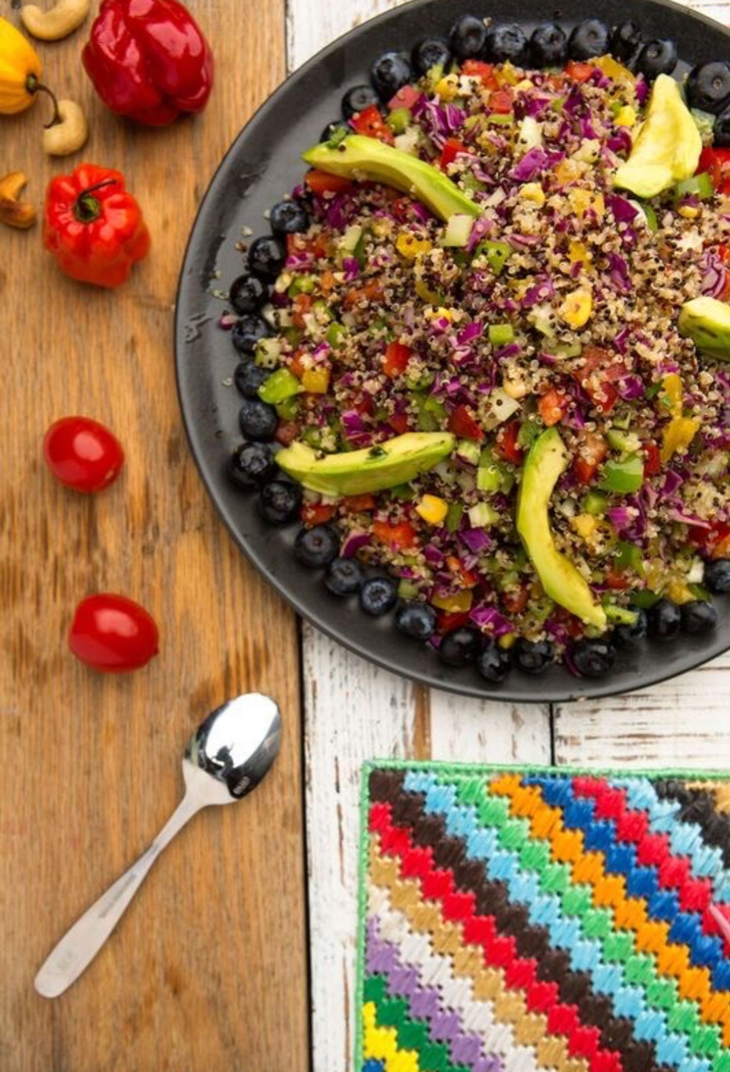 سلطة كينوا وافوكادو