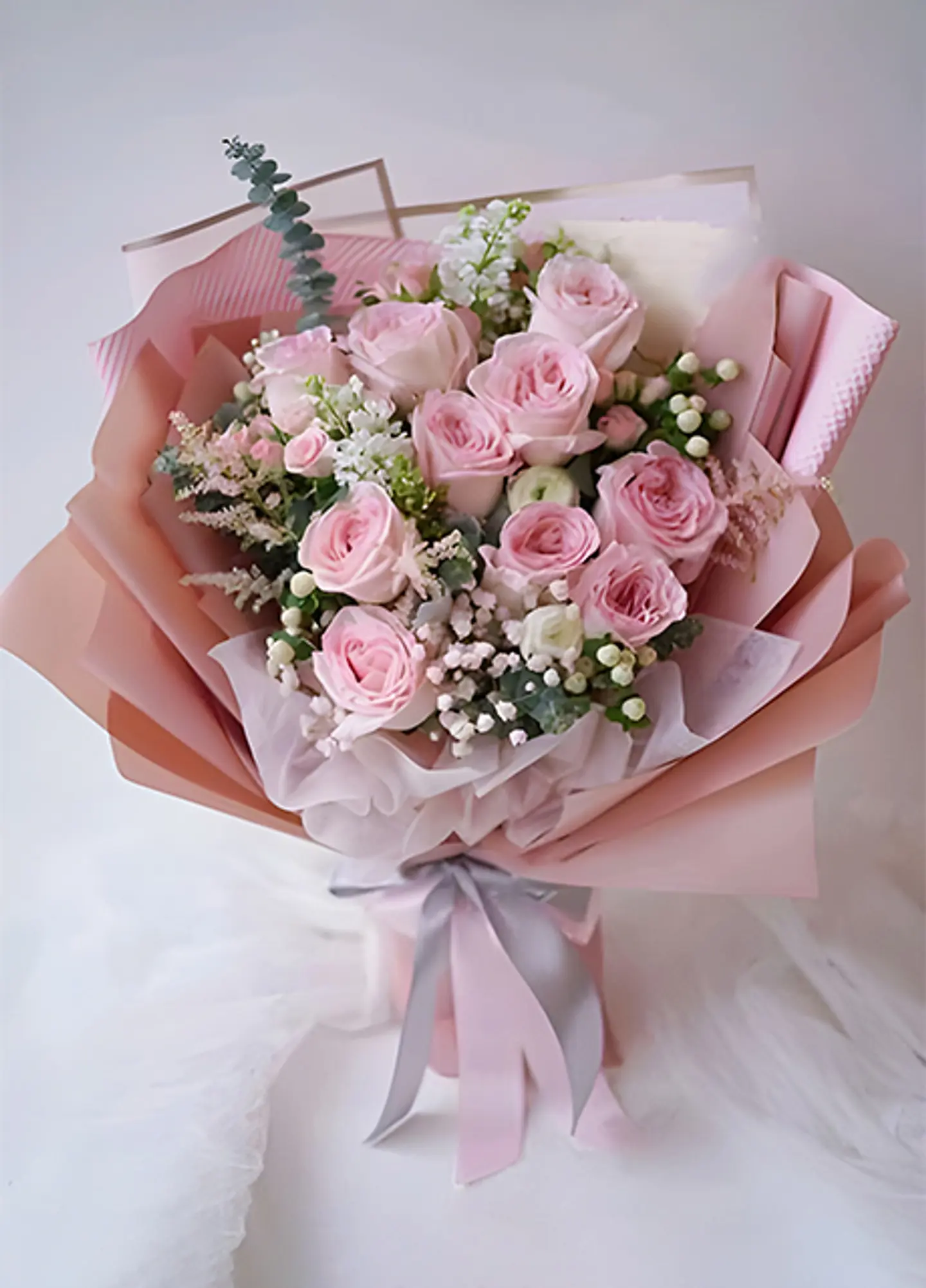 Hand Bouquet Pink Baby Rose With Hipricum