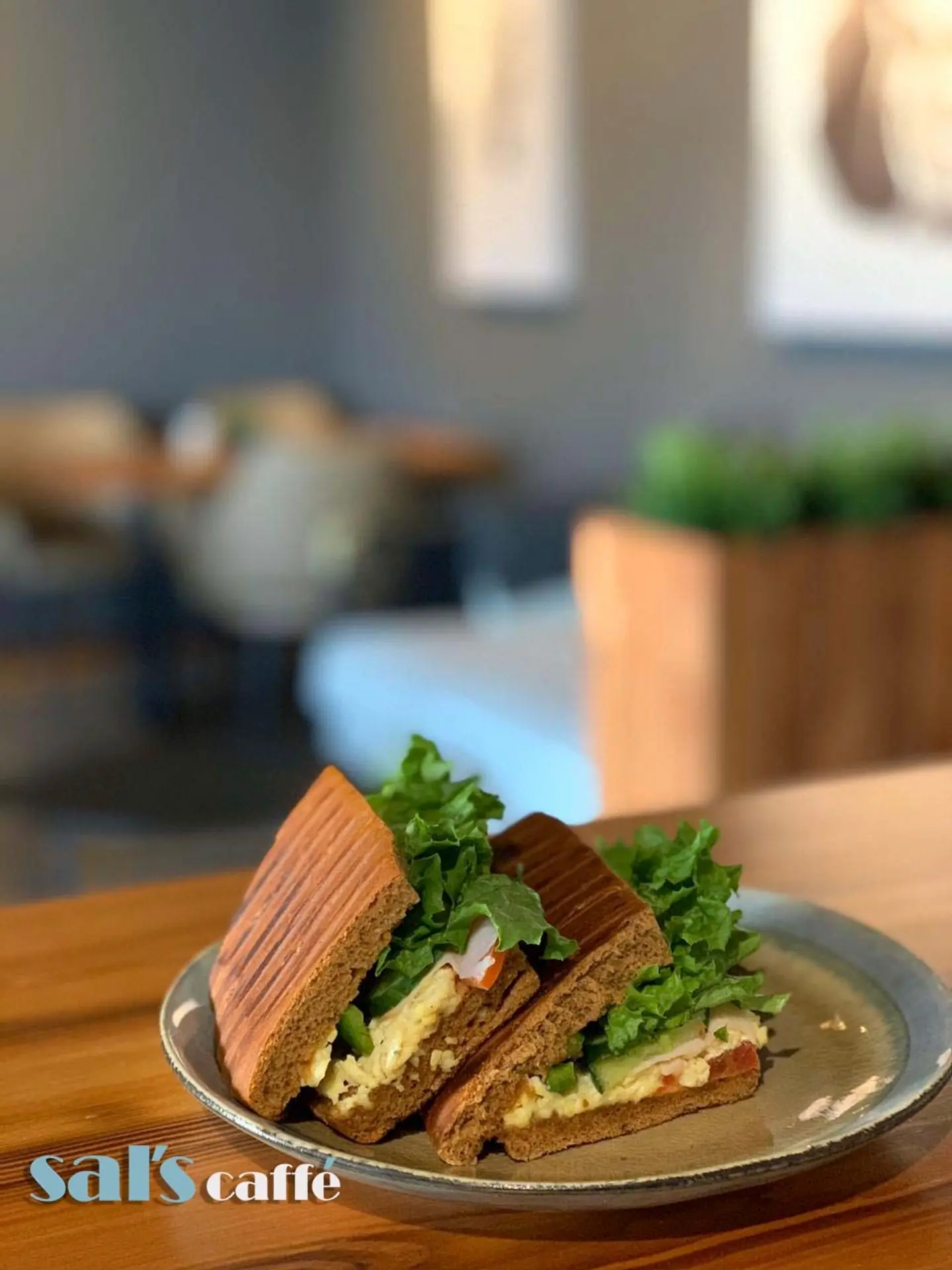 ساندوتش ديك رومي بالبيض خبز اسمر