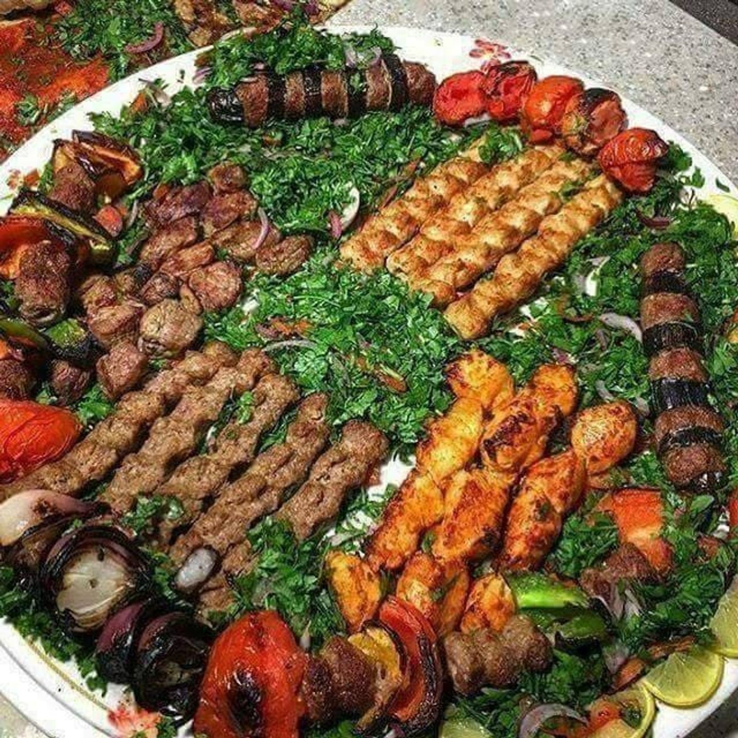 نصف كيلو شيش طاووق مع 1 مقبلات