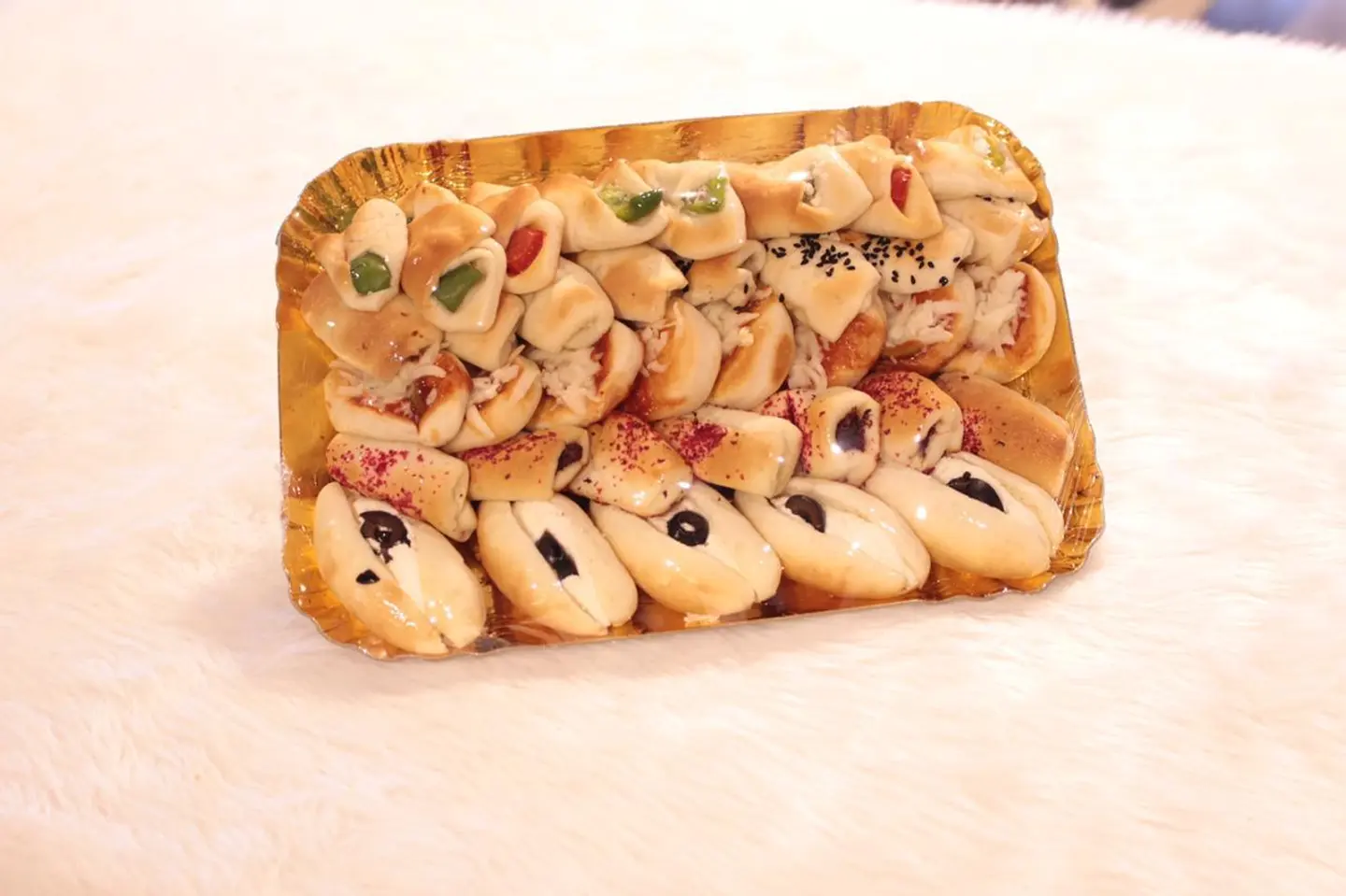 صحن معجنات مشكل وسط